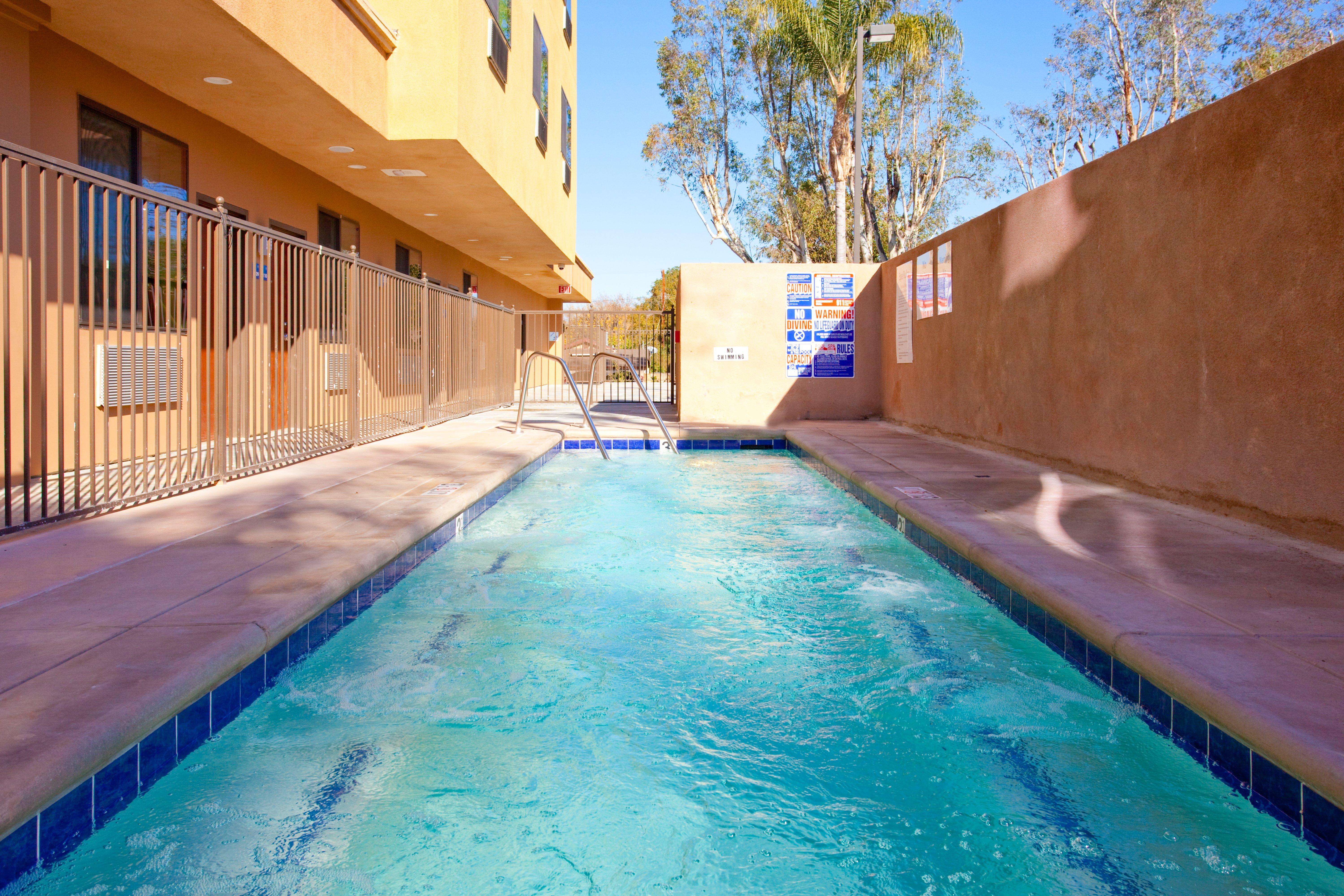 Holiday Inn Express Hotel & Suites Woodland Hills By Ihg Los Angeles Eksteriør billede